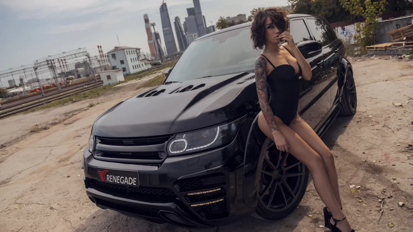 девушка, красивая, позирует у автомобиля