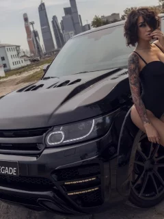 девушка, красивая, позирует у автомобиля