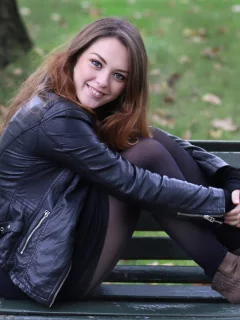 девушка, красивая, сидит на лавочке, улыбается