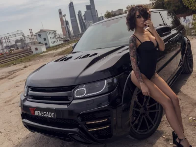 девушка, красивая, позирует у автомобиля
