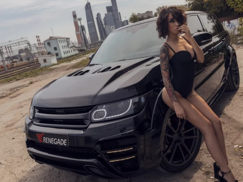 девушка, красивая, позирует у автомобиля