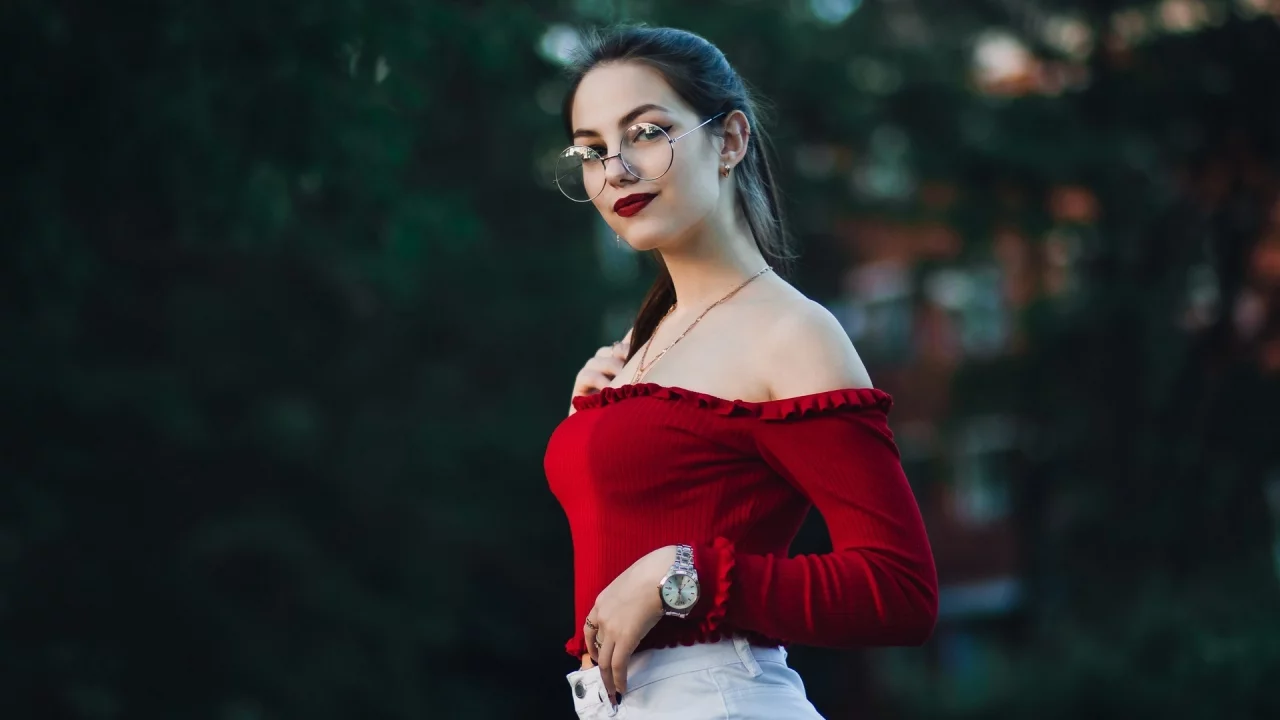 девушка, брюнетка, симпатичная, очки