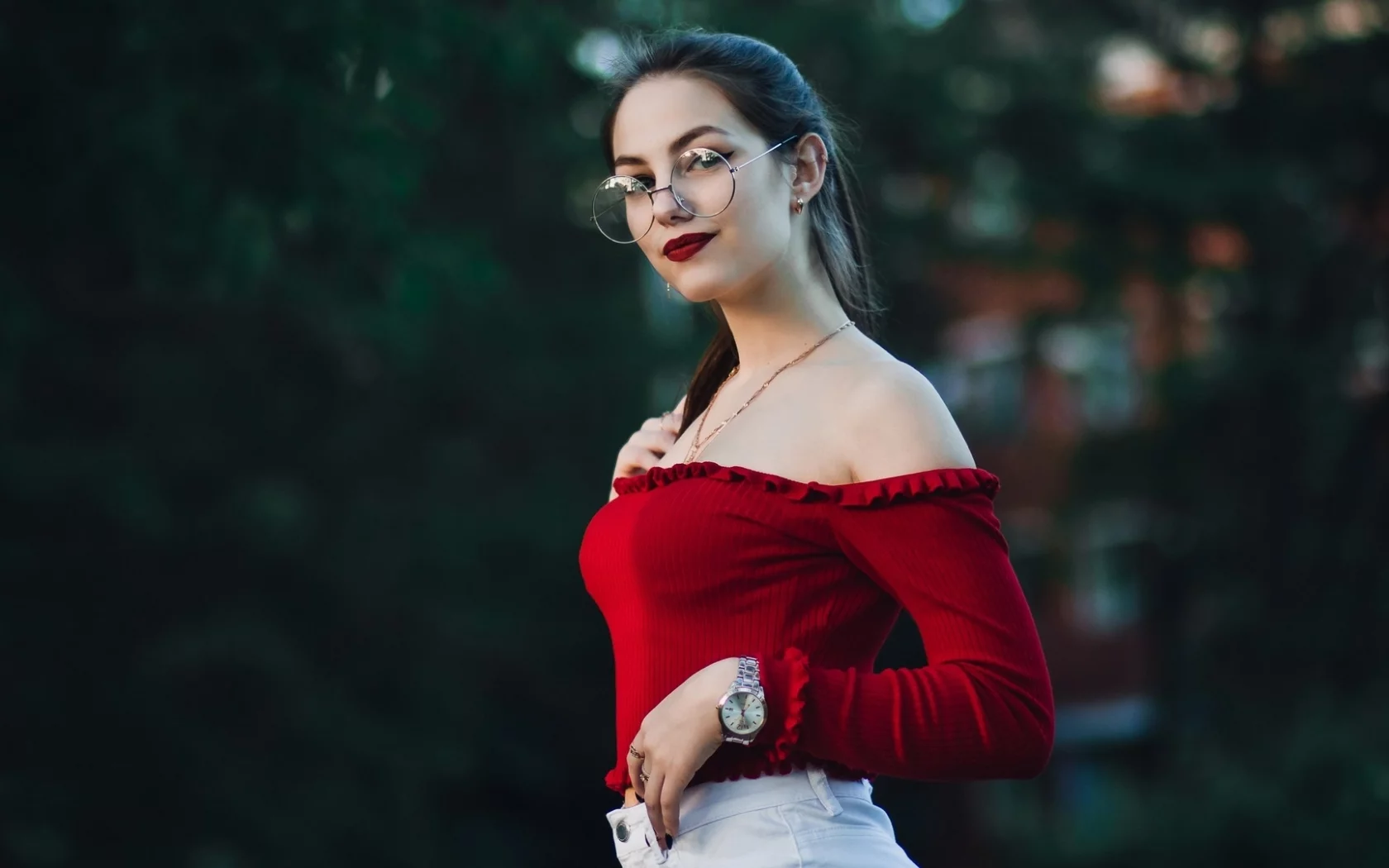девушка, брюнетка, симпатичная, очки