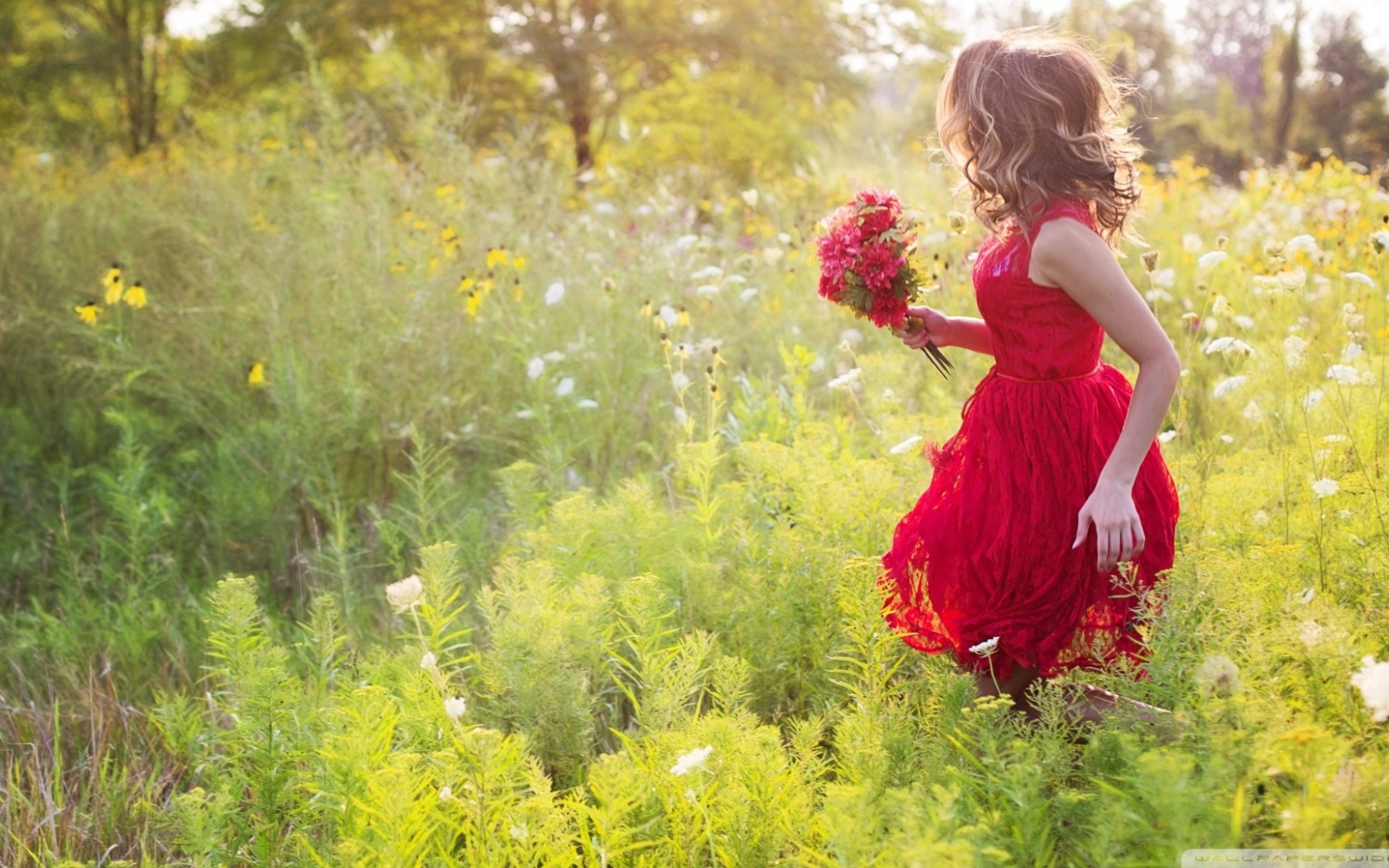 Счастливая девушка в Красном платье