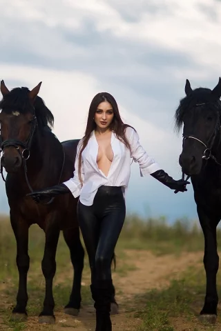 девушка, брюнетка, стройная, красотка, лошади
