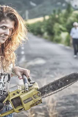 девушка, взгляд, бензопила в руках