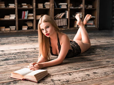 девушка, взгляд, лежит на полу, с книгой