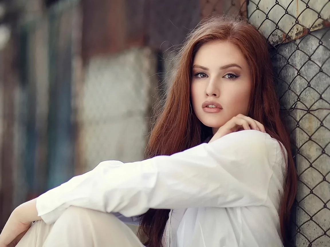 девушка рыжая, взгляд