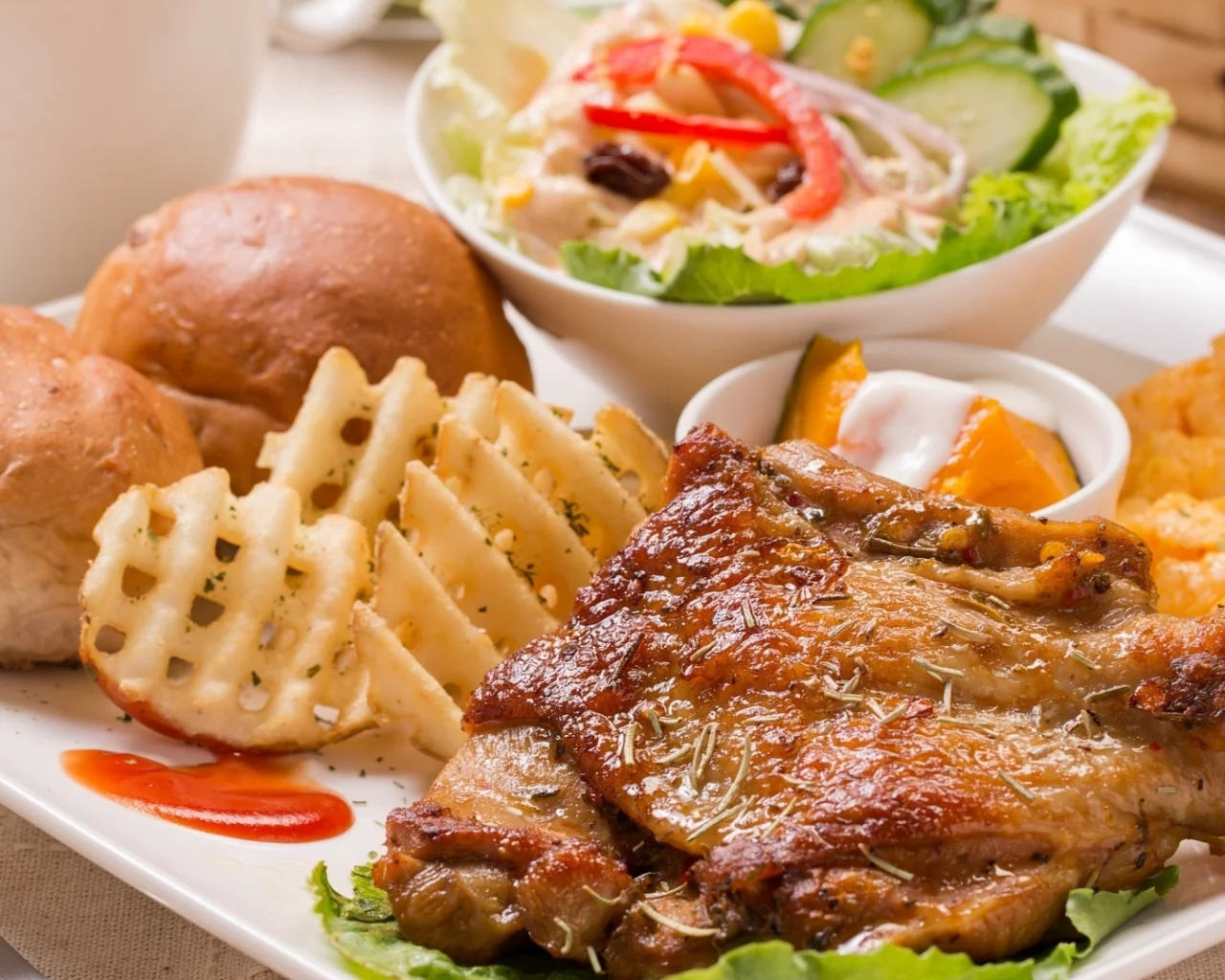 булочка, мясо, пюре, салат