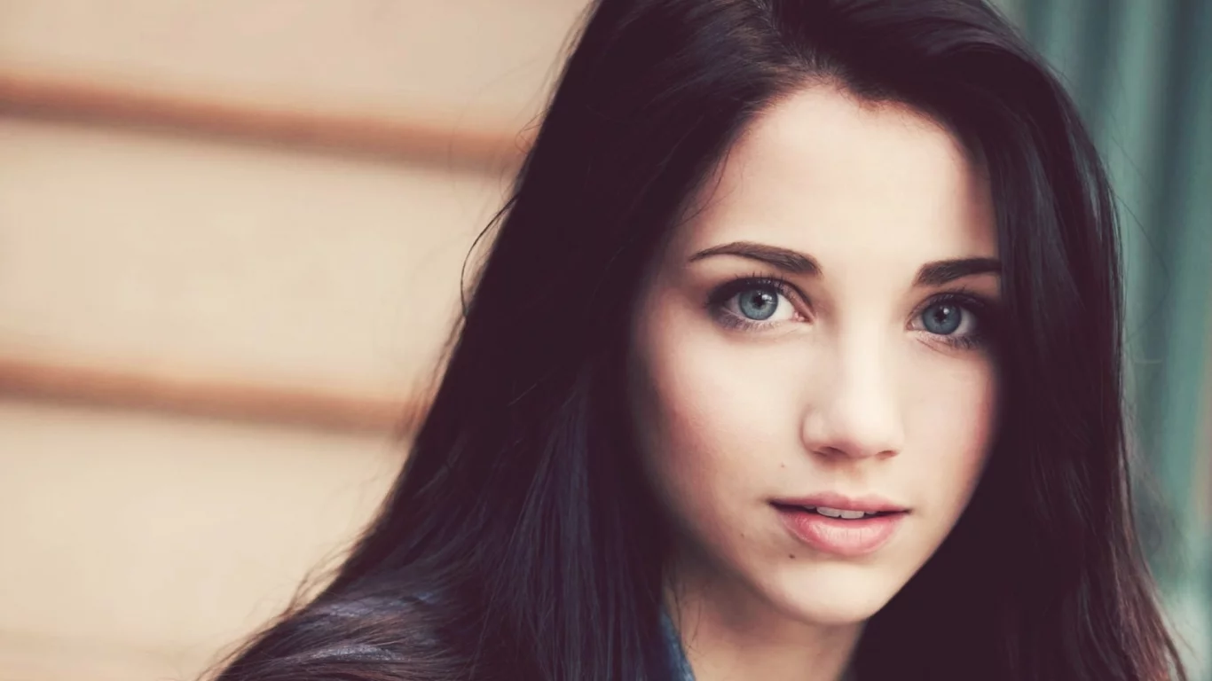 актриса, emily rudd