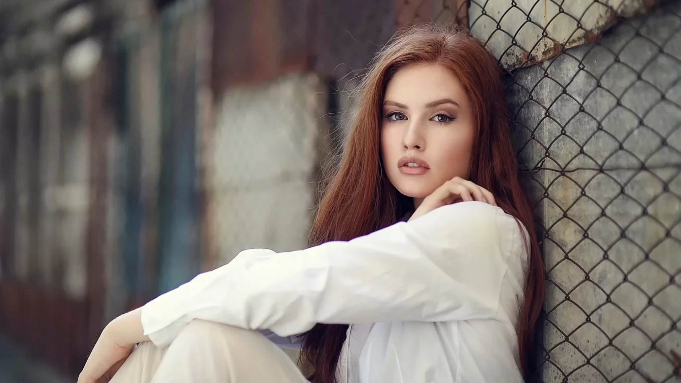 девушка рыжая, взгляд
