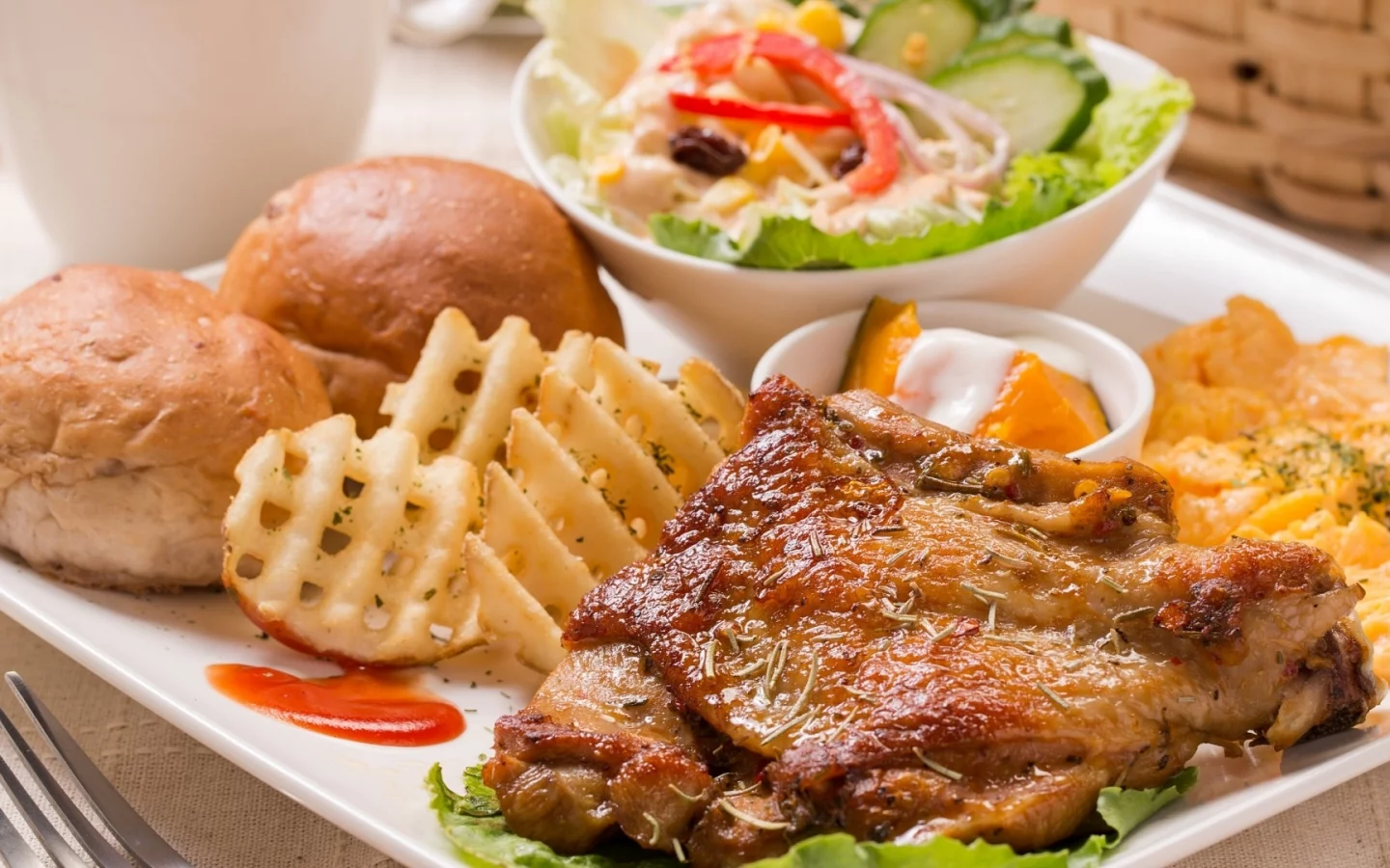 булочка, мясо, пюре, салат