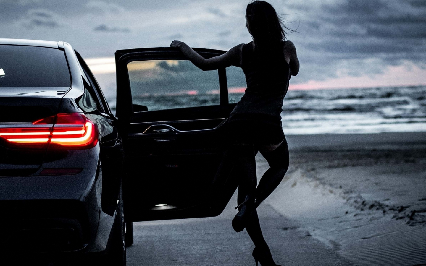 Женщина танцует возле машины