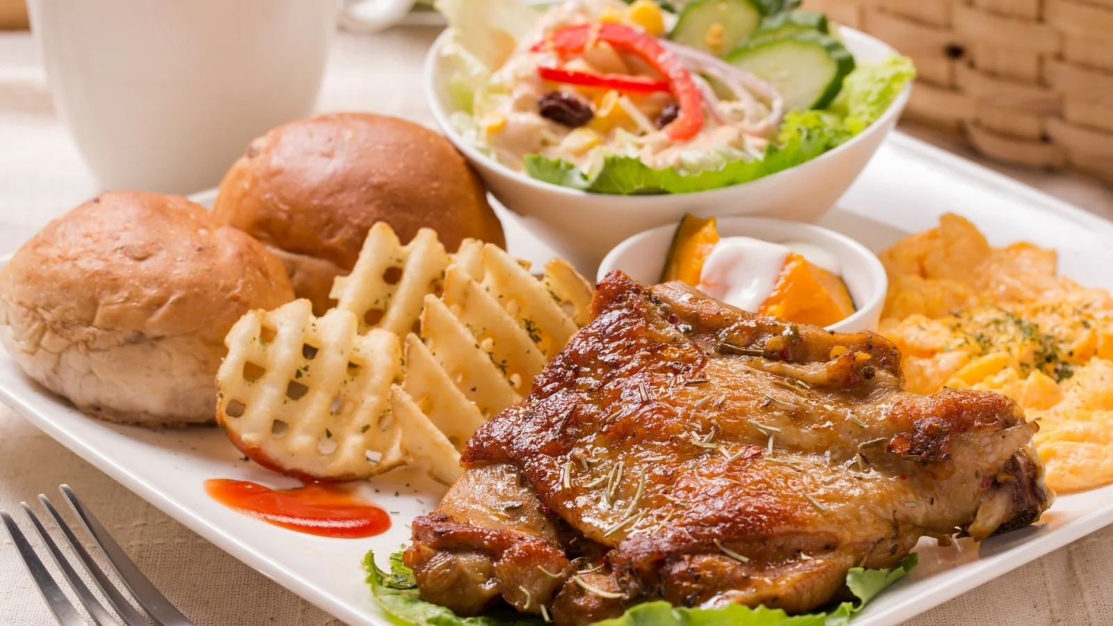 булочка, мясо, пюре, салат