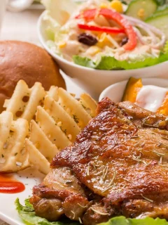 булочка, мясо, пюре, салат