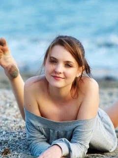 девушка, милая, красивая, симпатичная, лежит на гальке, улыбается