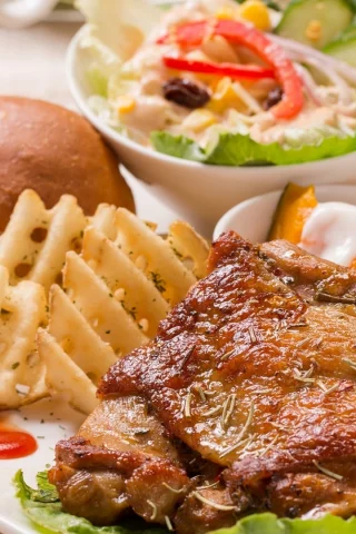 булочка, мясо, пюре, салат