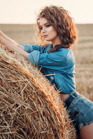 девушка, милая, красивая, симпатичная, возле сена