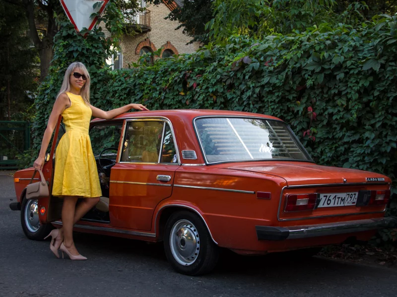 авто с девушкой